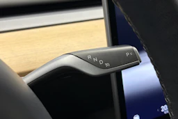 valkoinen Tesla Model Y 2022 kuva 18.