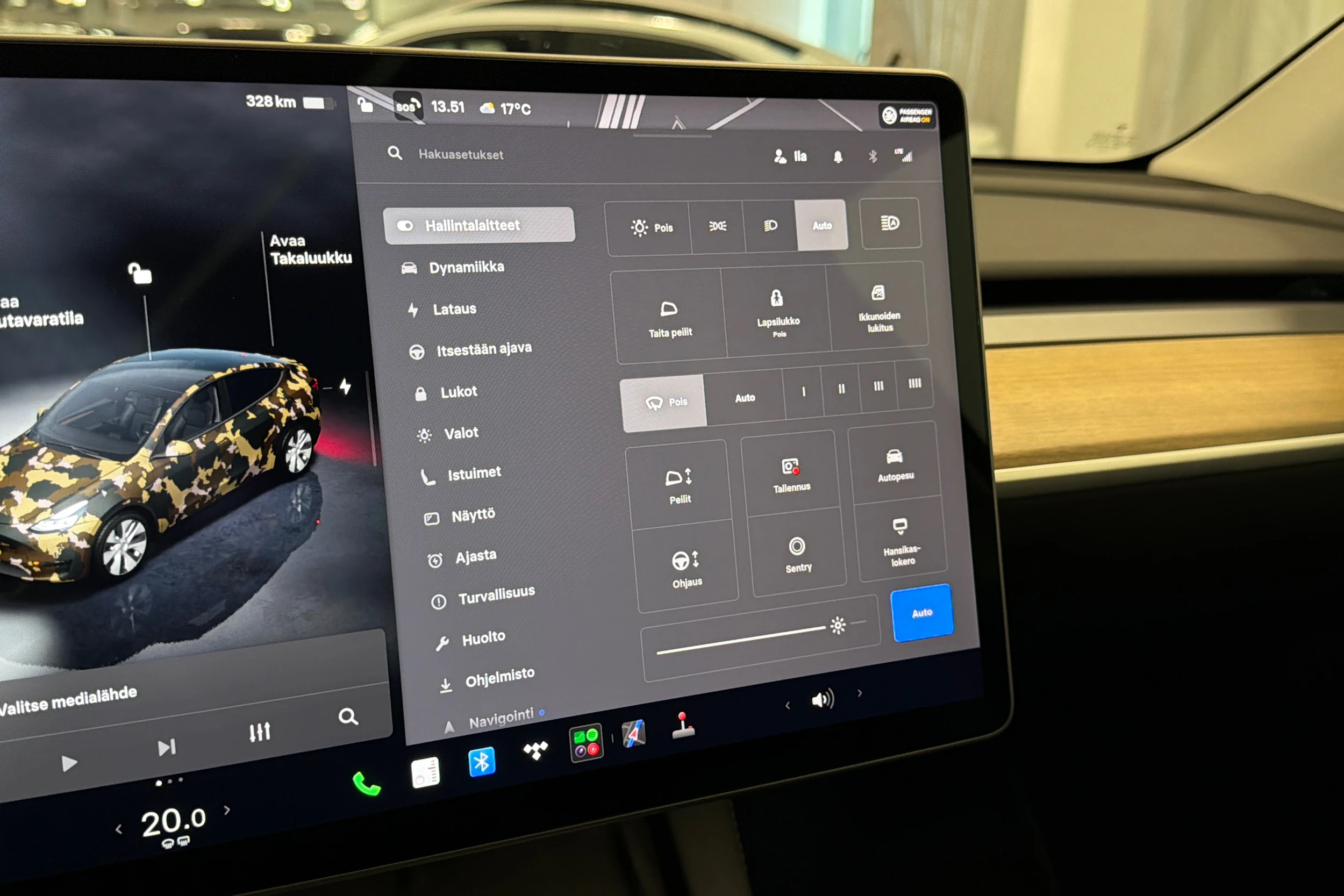 valkoinen Tesla Model Y 2022 kuva 21.
