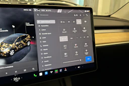 valkoinen Tesla Model Y 2022 kuva 21.