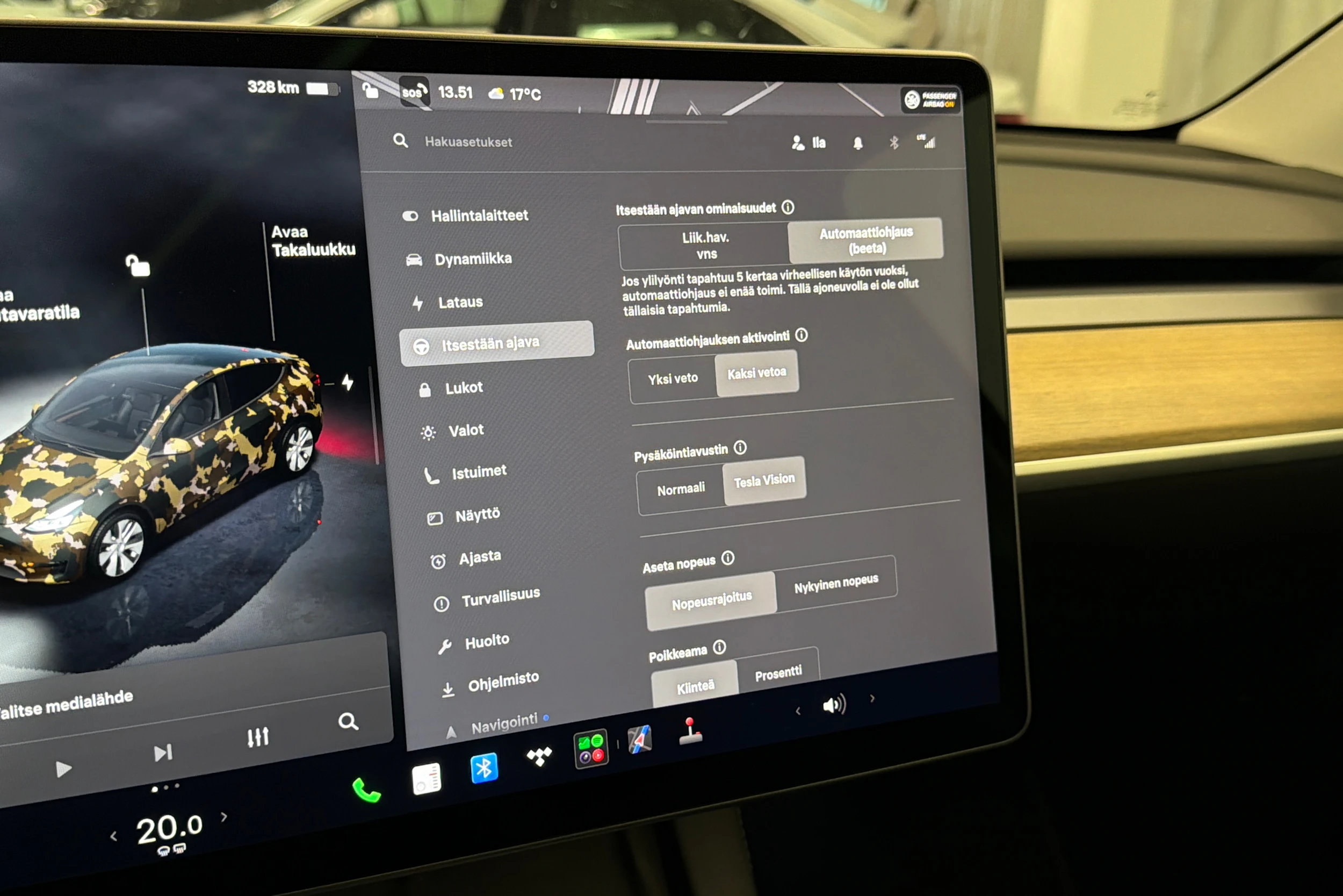 valkoinen Tesla Model Y 2022 kuva 22.