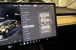 valkoinen Tesla Model Y 2022 kuva 23.