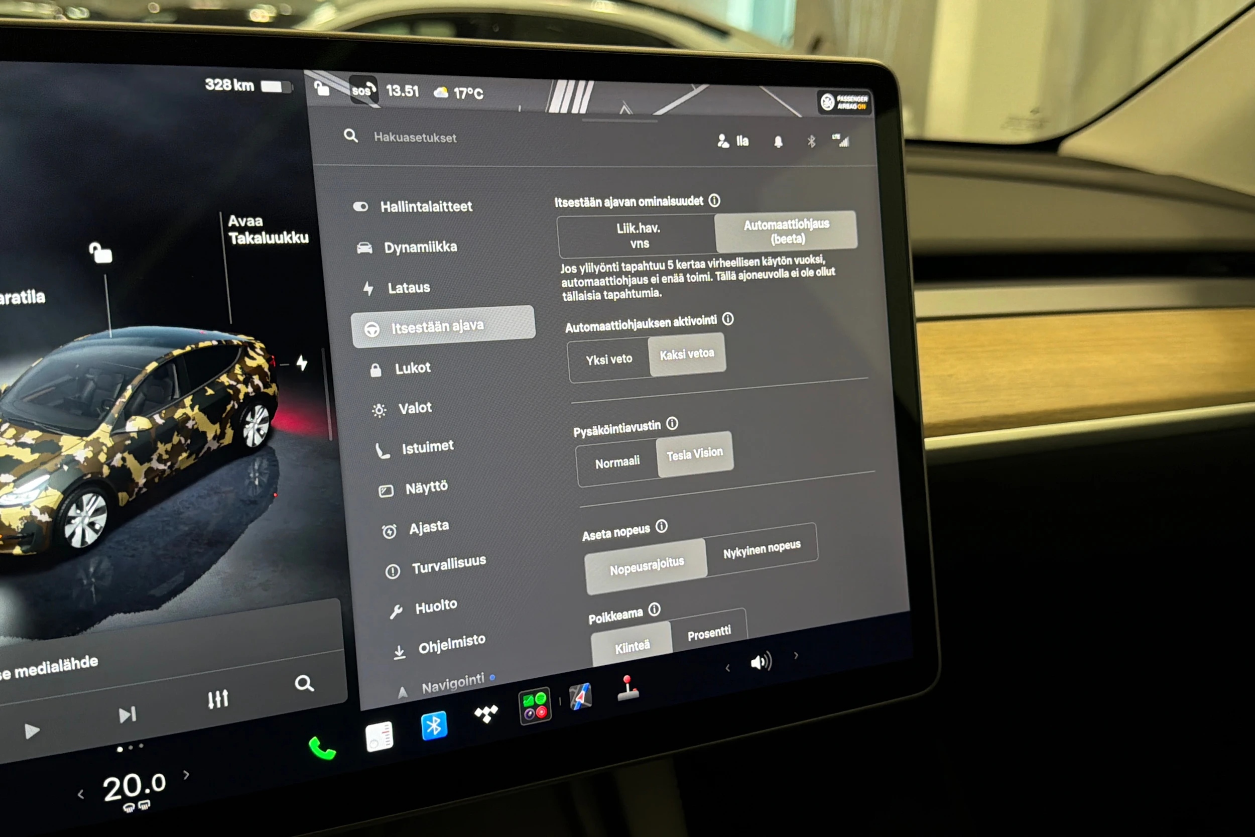 valkoinen Tesla Model Y 2022 kuva 24.