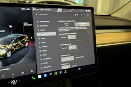 valkoinen Tesla Model Y 2022 kuva 24.