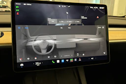 valkoinen Tesla Model Y 2022 kuva 26.