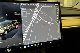 valkoinen Tesla Model Y 2022 kuva 27.