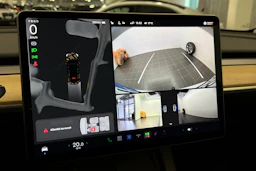 valkoinen Tesla Model Y 2022 kuva 28.