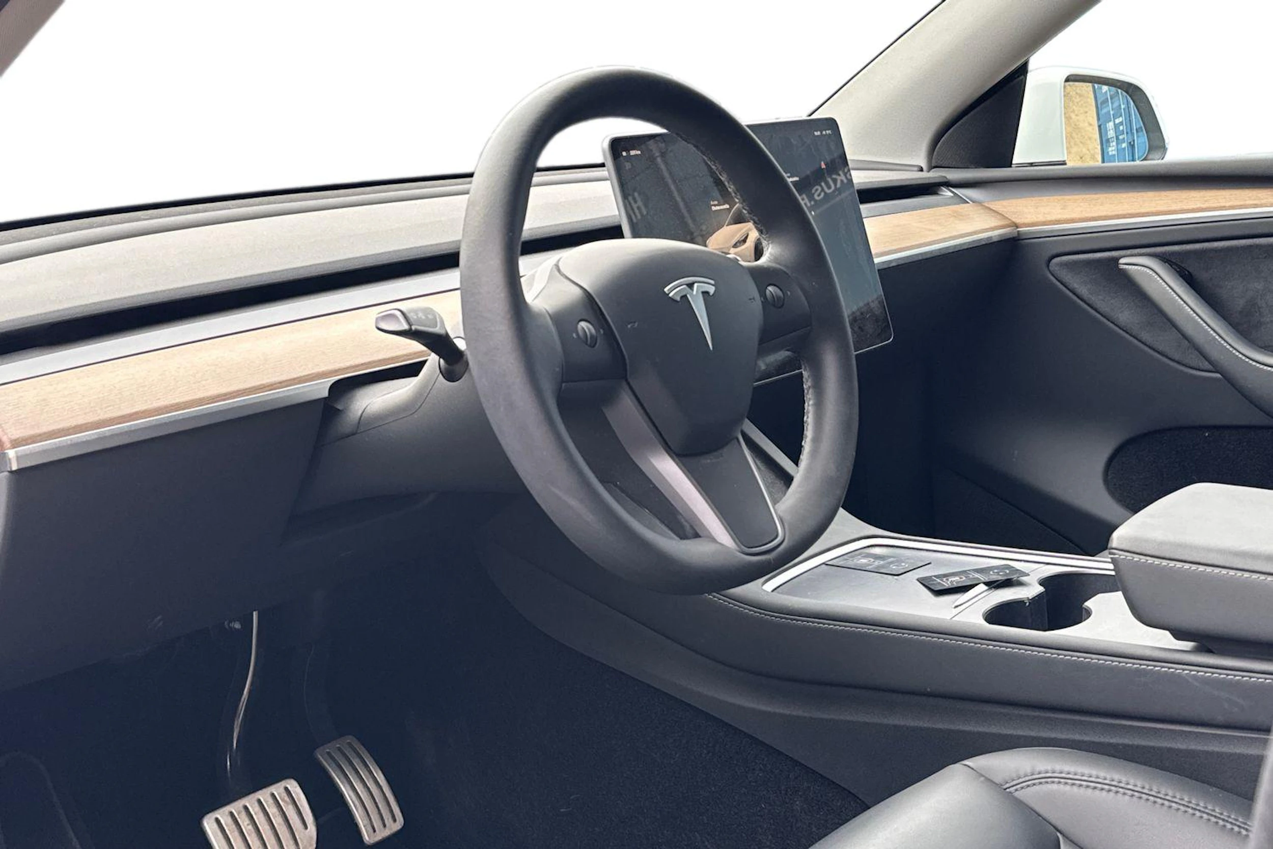 valkoinen Tesla Model Y 2022 kuva 3.