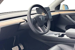 valkoinen Tesla Model Y 2022 kuva 3.