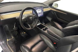 valkoinen Tesla Model Y 2022 kuva 3.