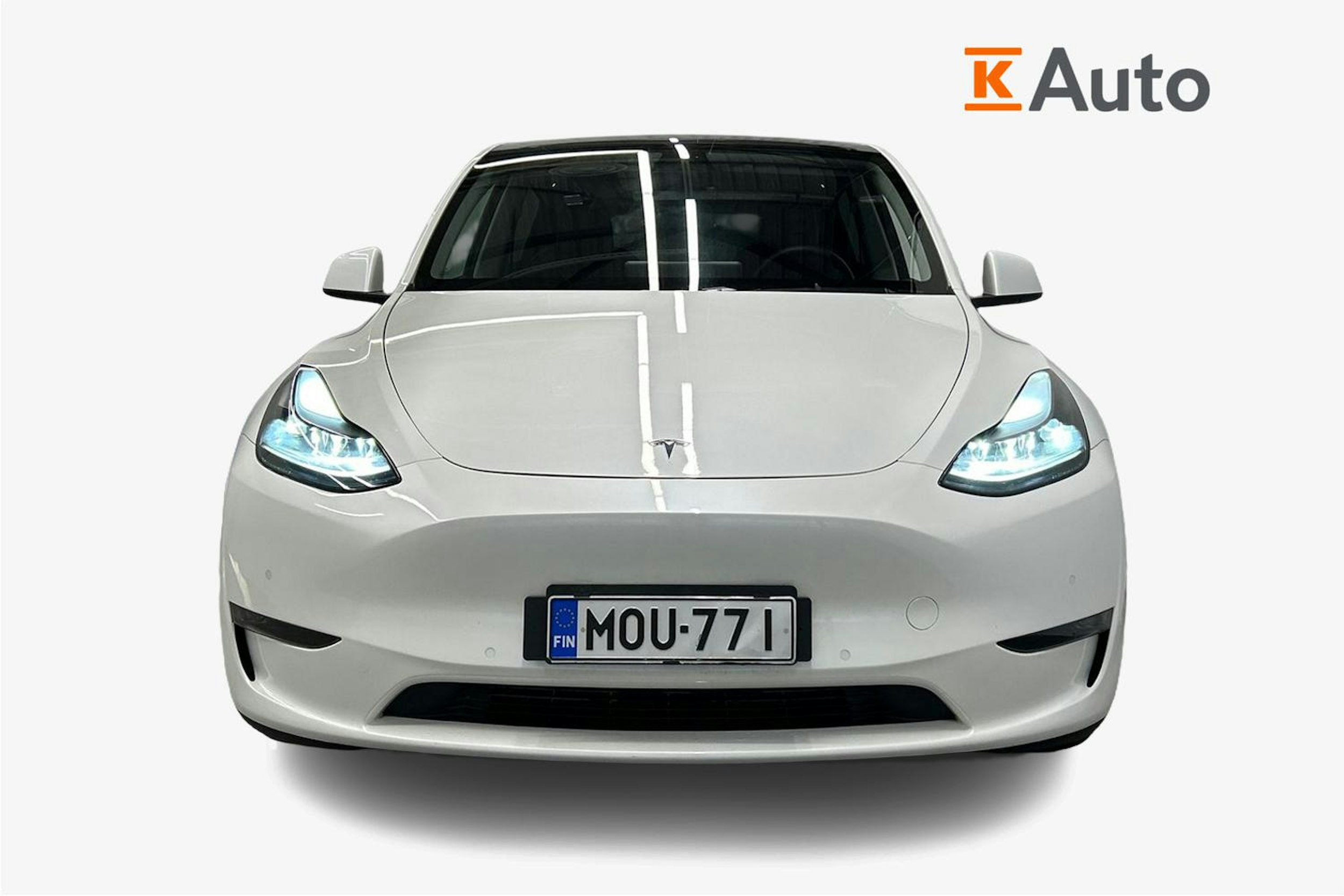 valkoinen Tesla Model Y 2022 kuva 5.