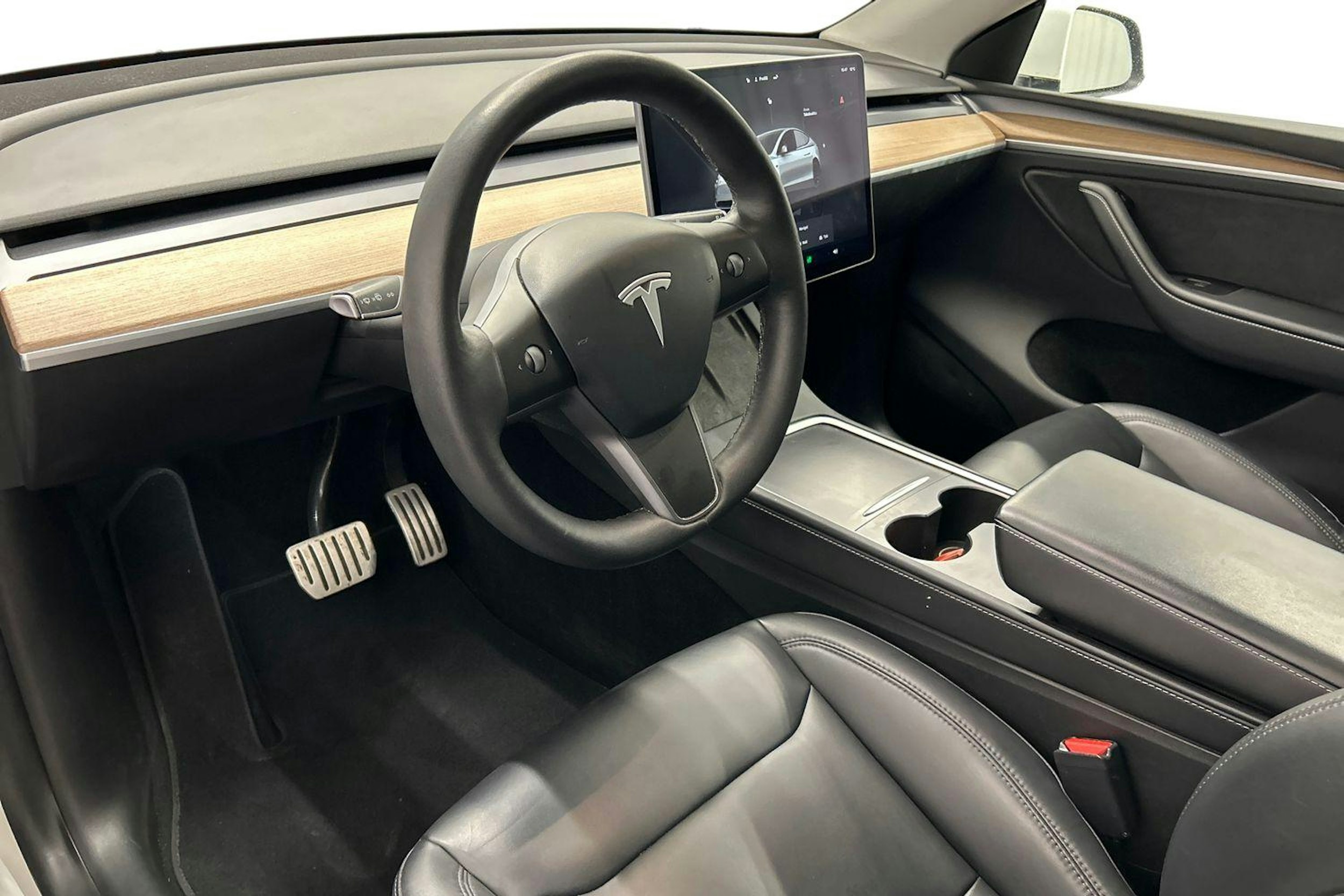 valkoinen Tesla Model Y 2022 kuva 7.