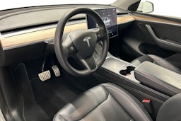 valkoinen Tesla Model Y 2022 kuva 7.