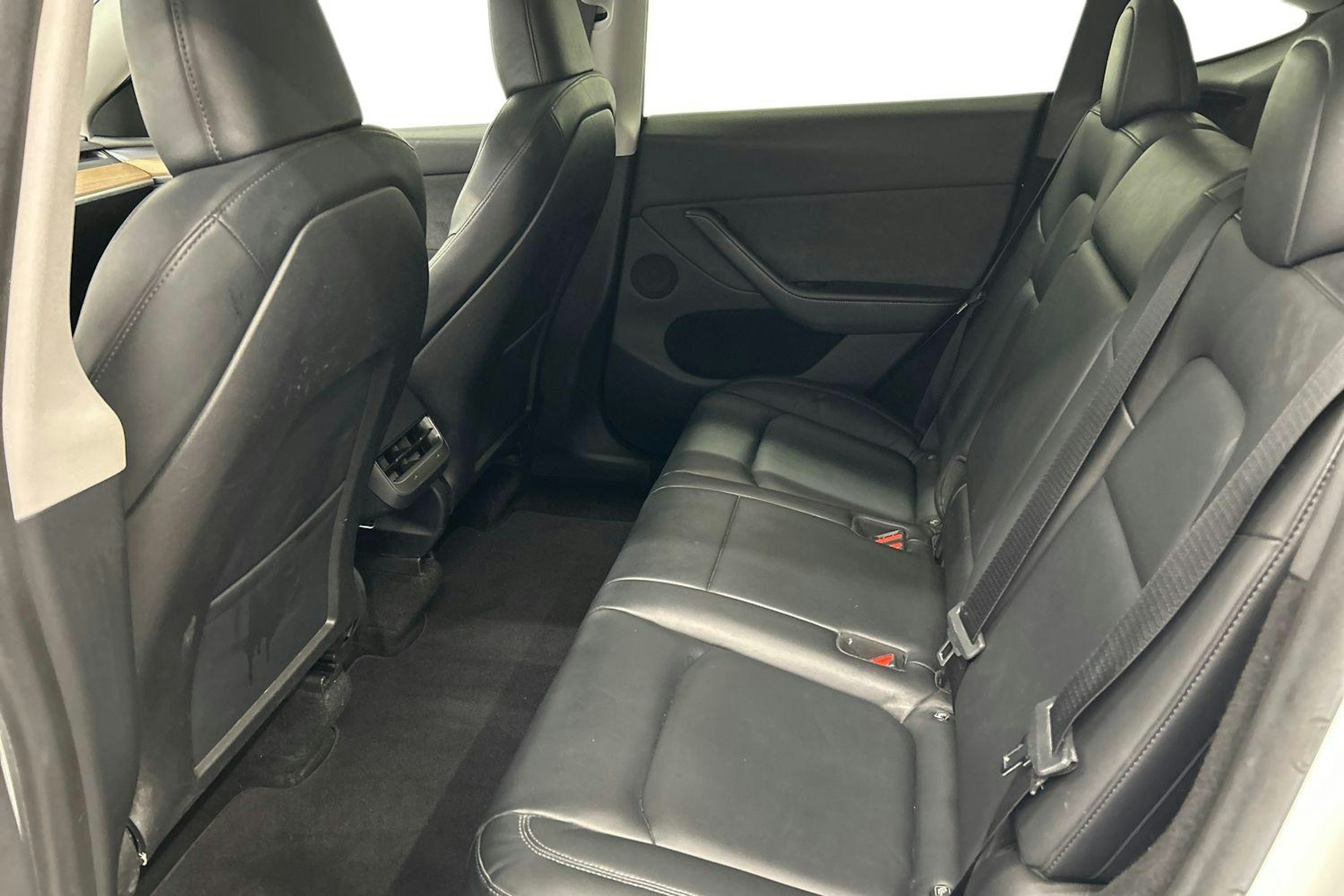 valkoinen Tesla Model Y 2022 kuva 10.