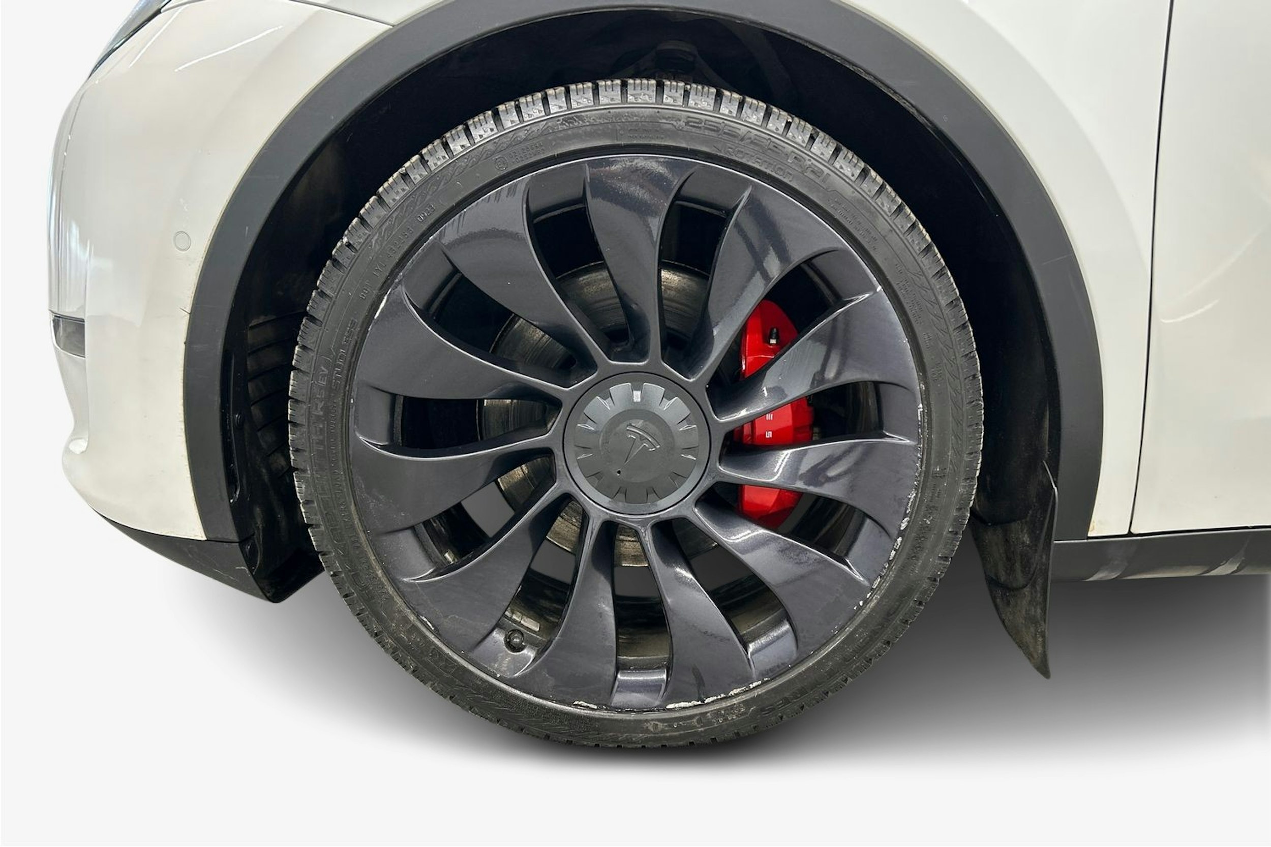 valkoinen Tesla Model Y 2022 kuva 11.