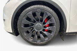 valkoinen Tesla Model Y 2022 kuva 11.