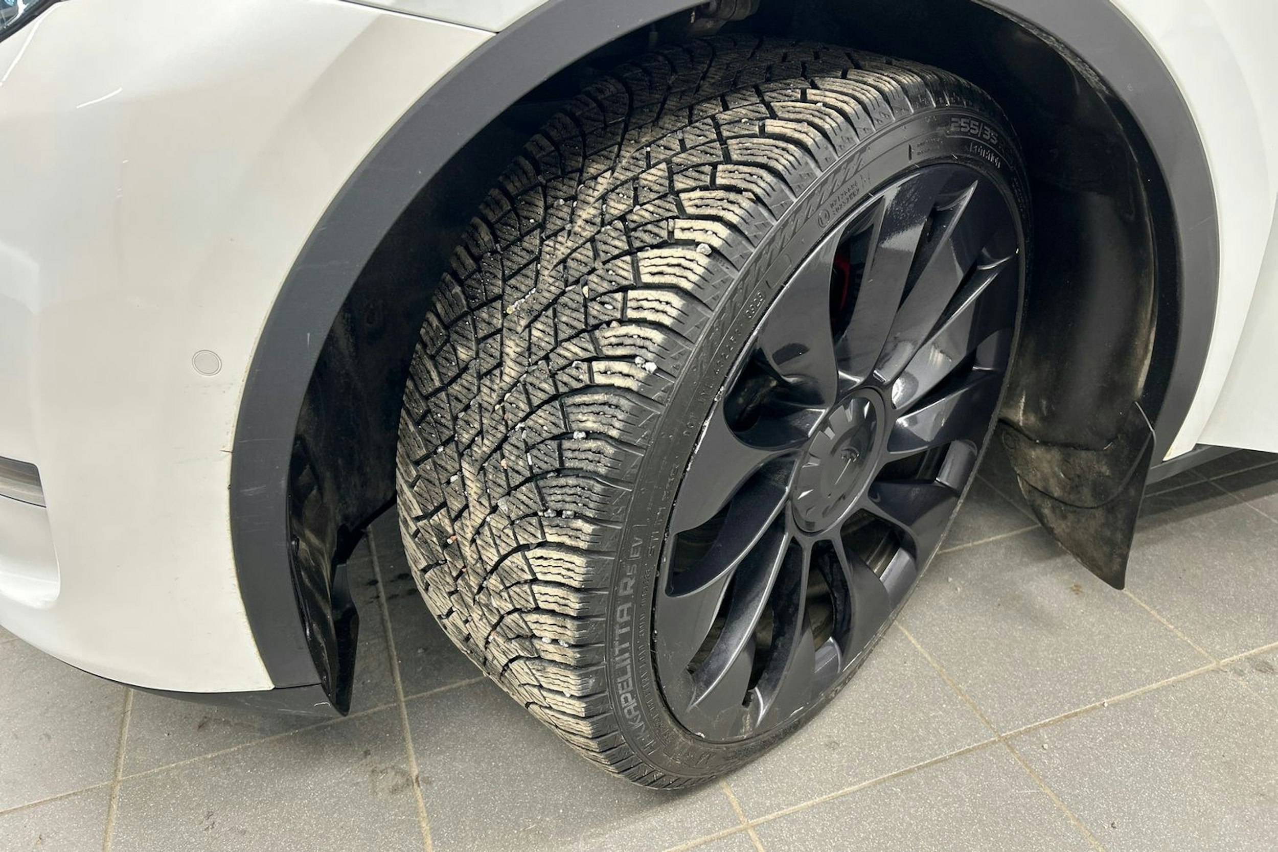 valkoinen Tesla Model Y 2022 kuva 13.