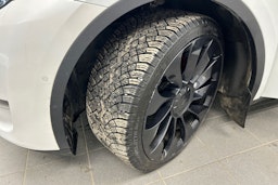 valkoinen Tesla Model Y 2022 kuva 13.