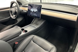 valkoinen Tesla Model Y 2022 kuva 14.