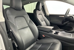 valkoinen Tesla Model Y 2022 kuva 15.