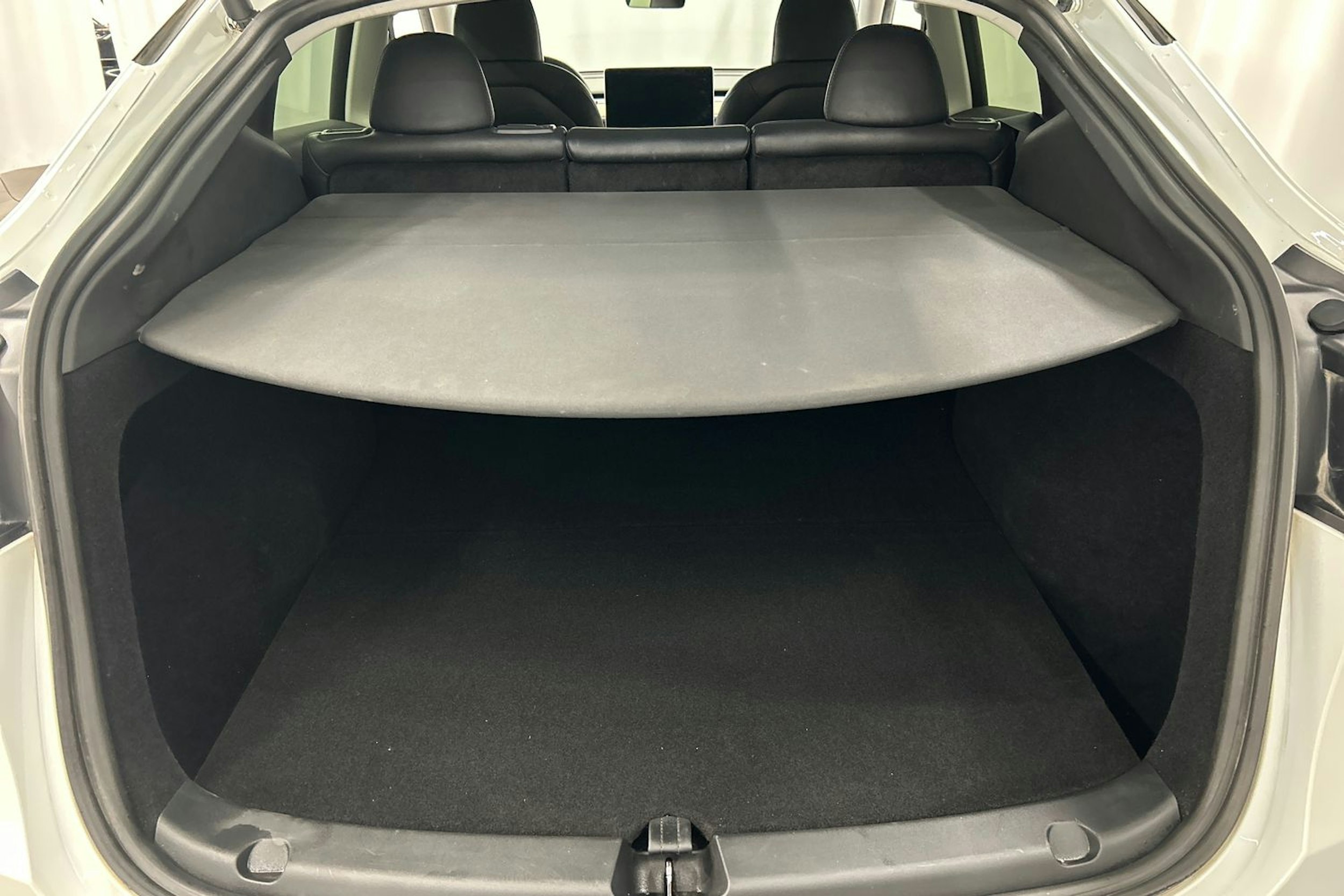 valkoinen Tesla Model Y 2022 kuva 16.