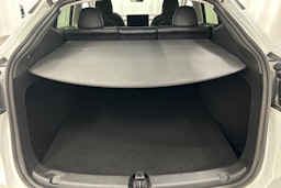 valkoinen Tesla Model Y 2022 kuva 16.