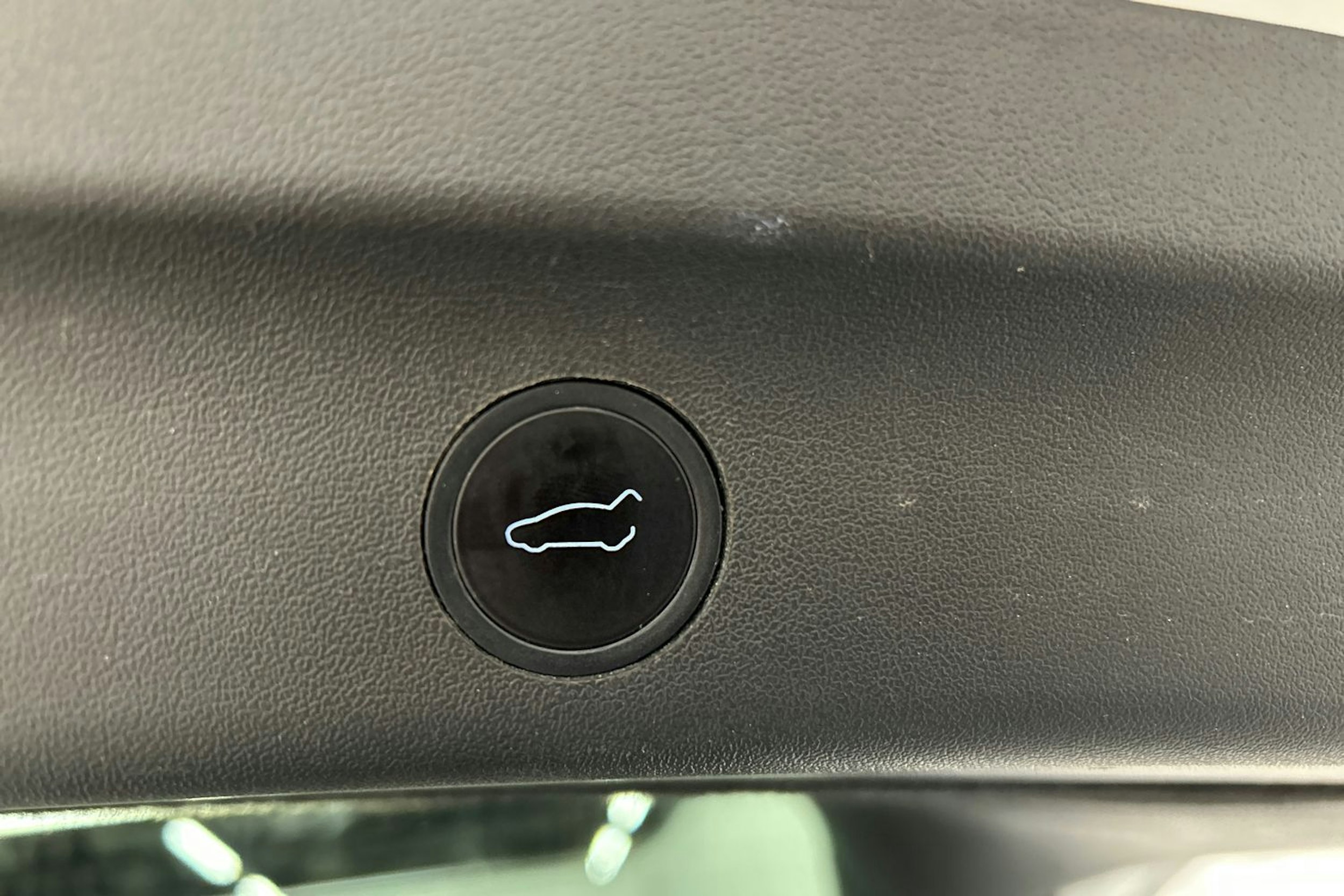 valkoinen Tesla Model Y 2022 kuva 17.