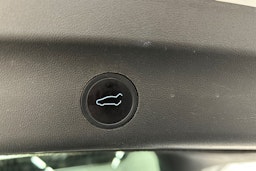 valkoinen Tesla Model Y 2022 kuva 17.