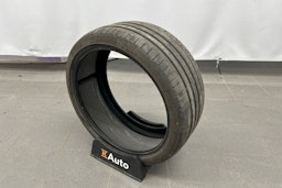 valkoinen Tesla Model Y 2022 kuva 18.