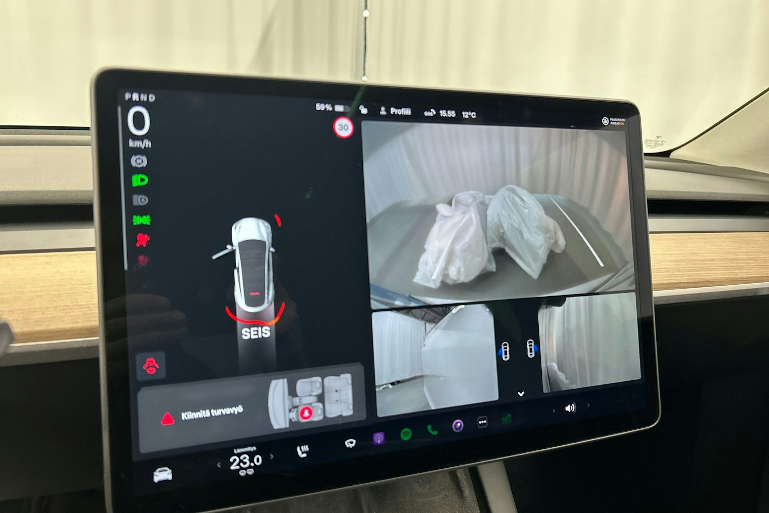 valkoinen Tesla Model Y 2022 kuva 19.