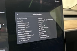 valkoinen Tesla Model Y 2022 kuva 20.