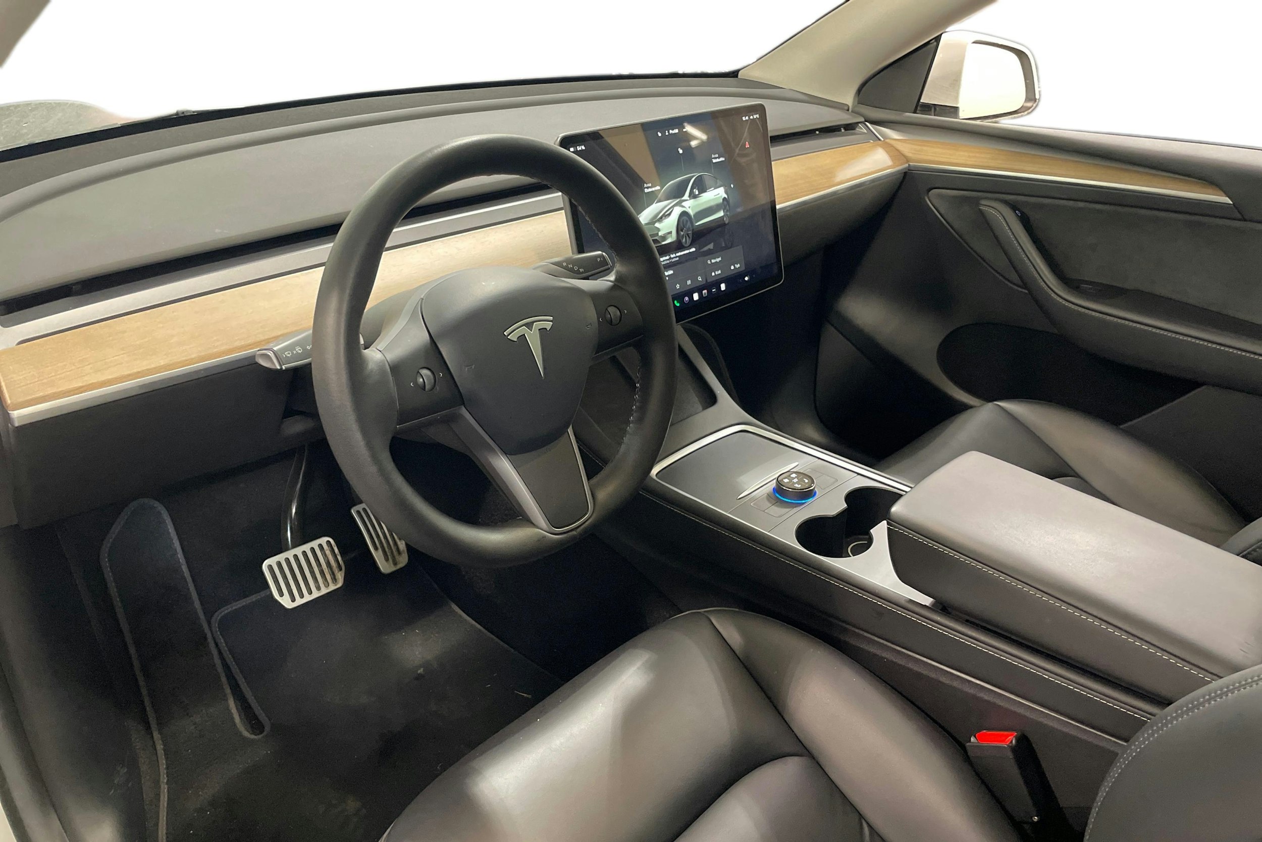 valkoinen Tesla Model Y 2022 kuva 3.