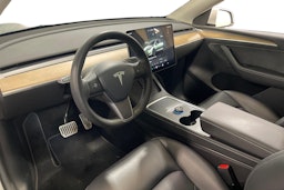 valkoinen Tesla Model Y 2022 kuva 3.