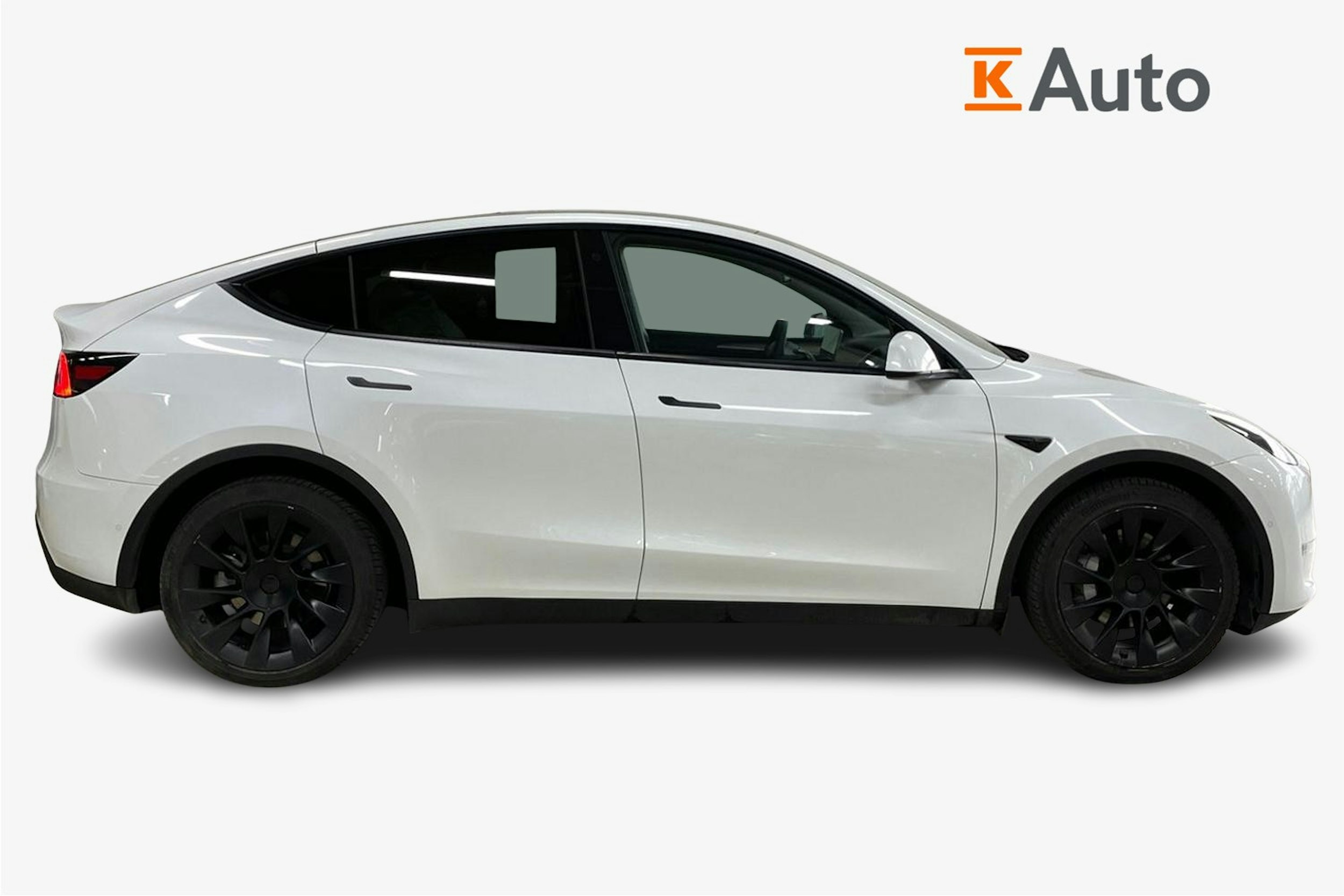 Valkoinen Tesla Model Y 2022 kuva 6.