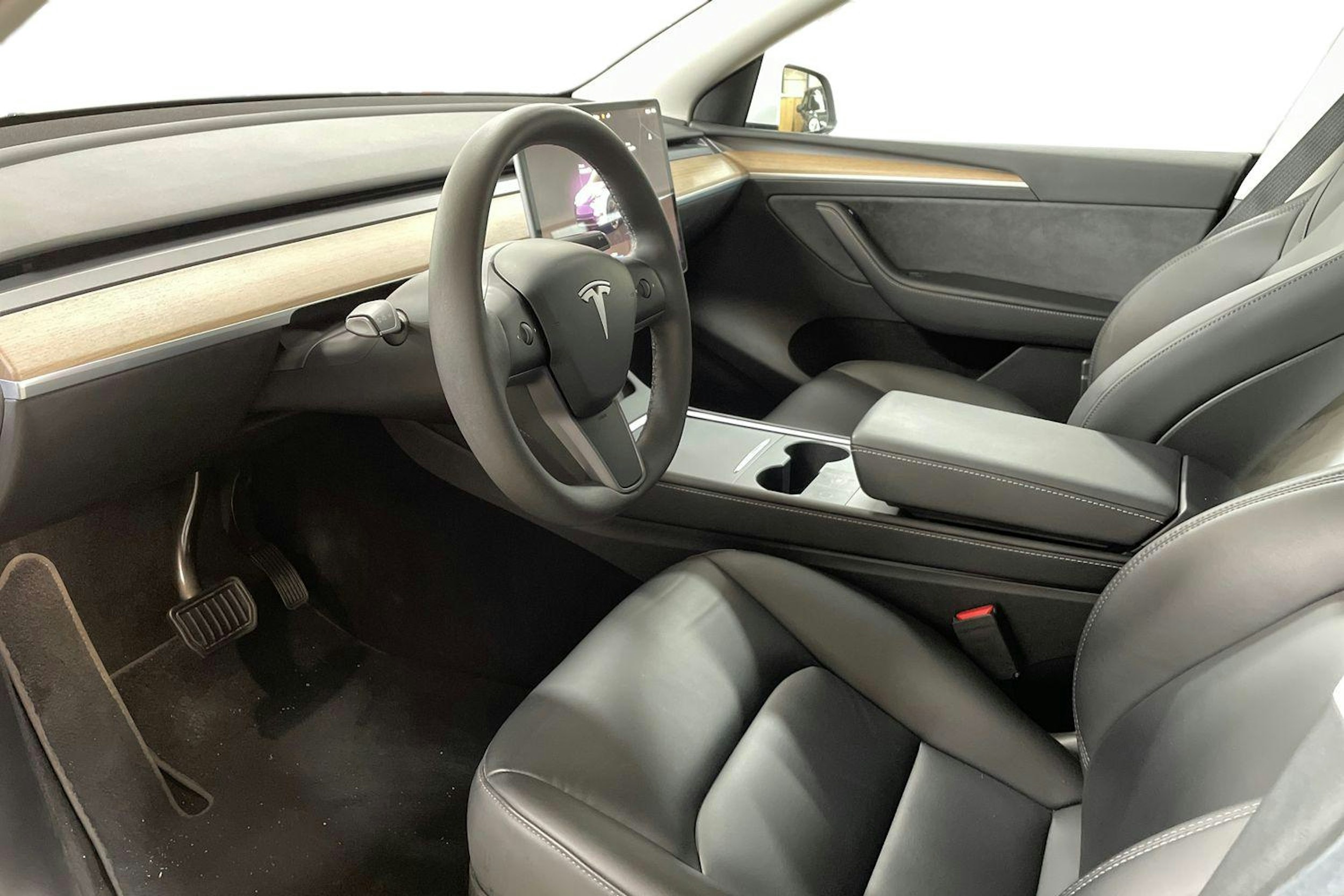 Valkoinen Tesla Model Y 2022 kuva 7.