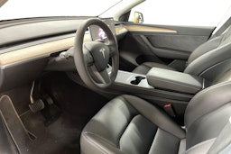 Valkoinen Tesla Model Y 2022 kuva 7.