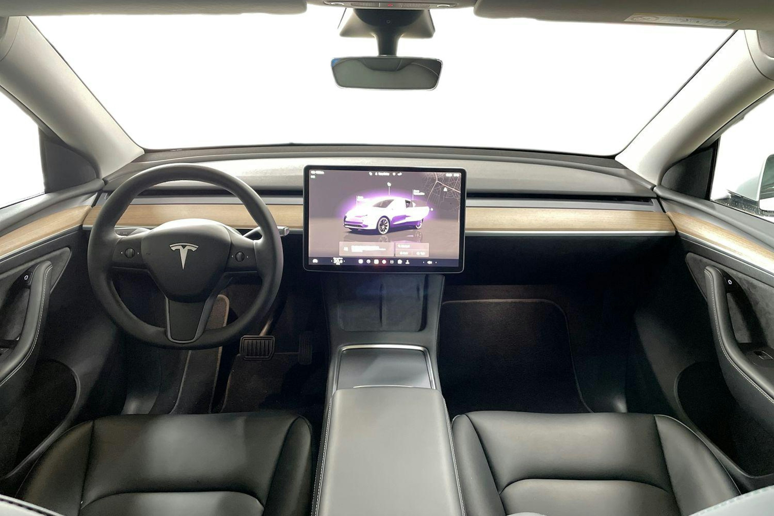 Valkoinen Tesla Model Y 2022 kuva 9.