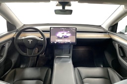 Valkoinen Tesla Model Y 2022 kuva 9.