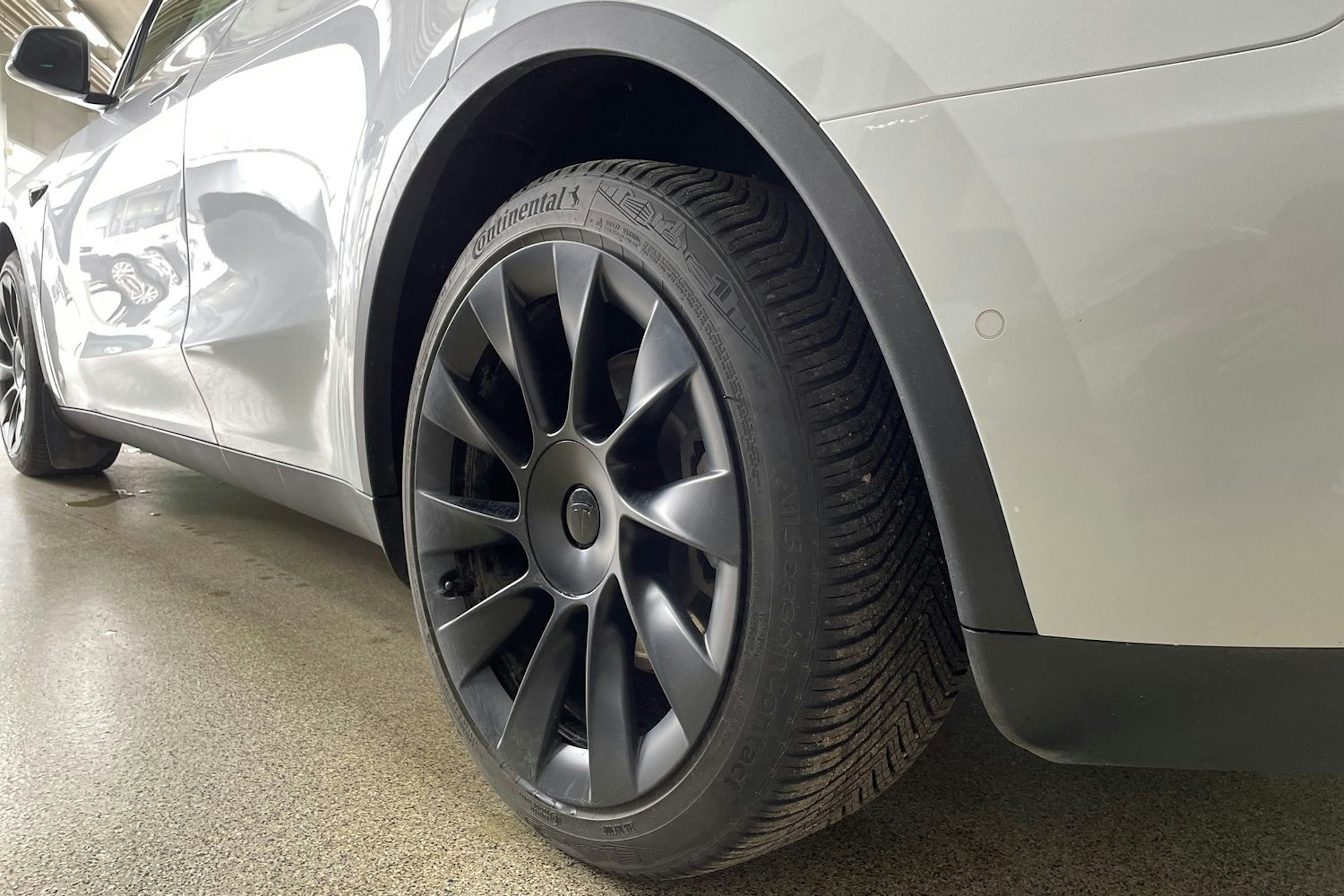 Valkoinen Tesla Model Y 2022 kuva 13.