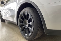 Valkoinen Tesla Model Y 2022 kuva 13.