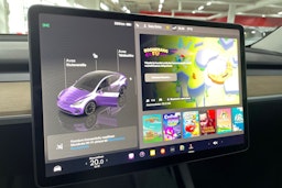Valkoinen Tesla Model Y 2022 kuva 18.