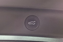 Valkoinen Tesla Model Y 2022 kuva 19.