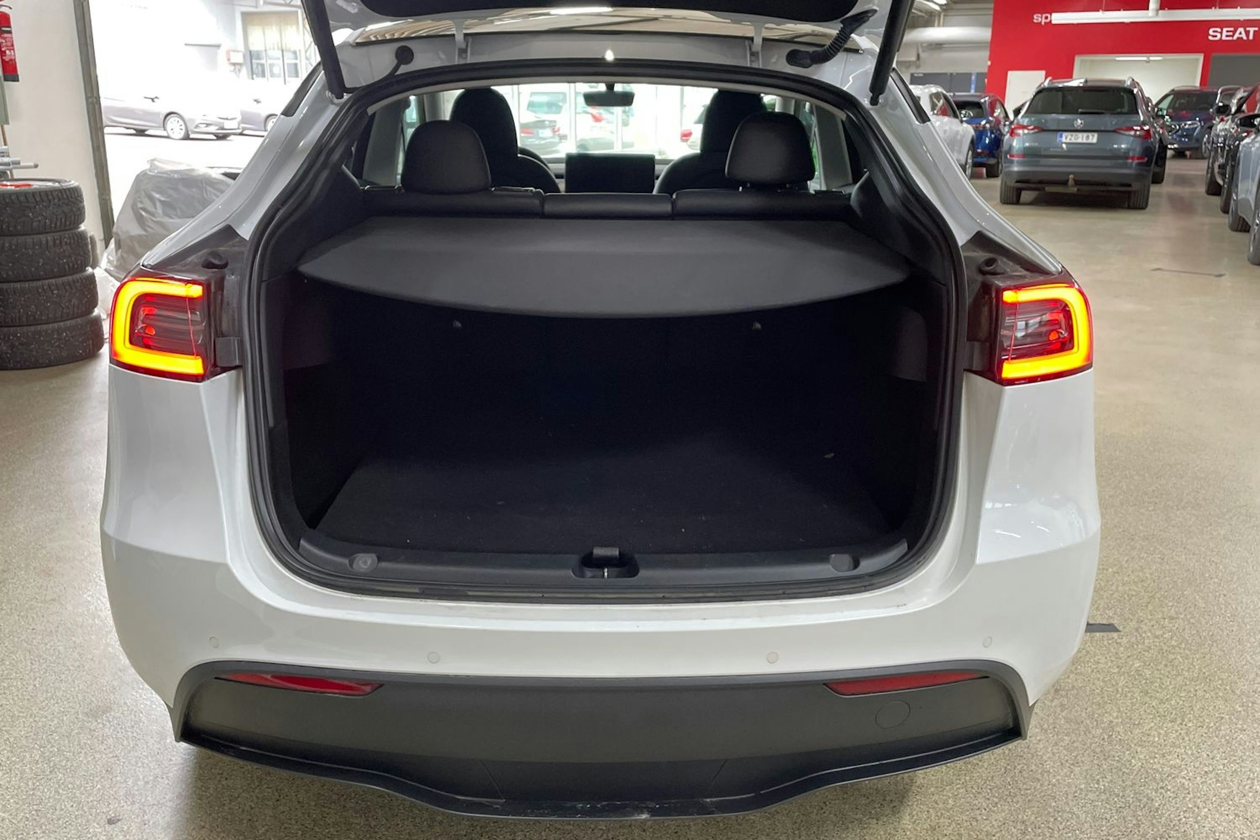 Valkoinen Tesla Model Y 2022 kuva 20.