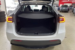 Valkoinen Tesla Model Y 2022 kuva 20.
