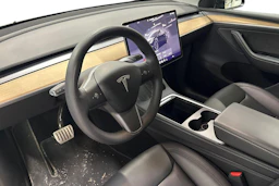 musta Tesla Model Y 2022 kuva 3.