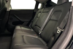 musta Tesla Model Y 2022 kuva 8.