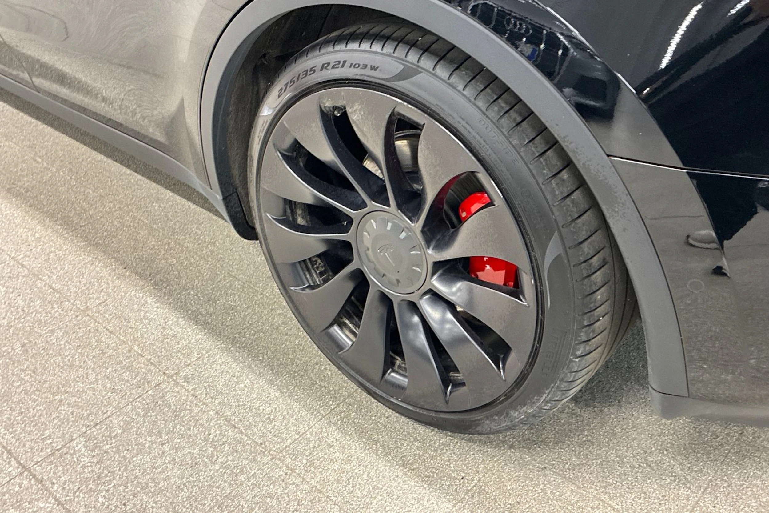 musta Tesla Model Y 2022 kuva 10.