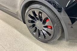 musta Tesla Model Y 2022 kuva 10.
