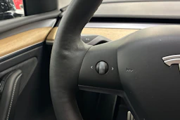 musta Tesla Model Y 2022 kuva 12.