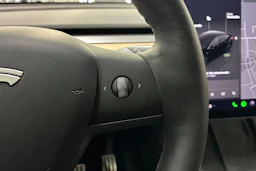 musta Tesla Model Y 2022 kuva 13.