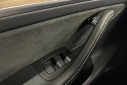 musta Tesla Model Y 2022 kuva 15.